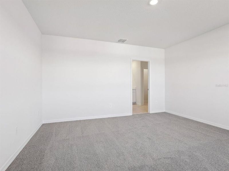 Spacious, unfurnished interior of a new home in Hilltop Vistas, Dade City (Image 18).