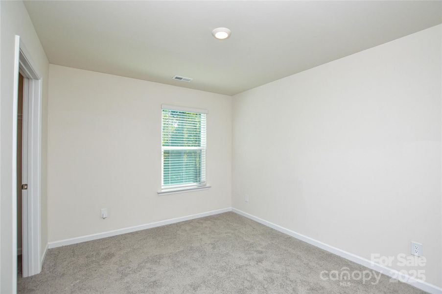 Spacious, unfurnished interior of a new home in Fergus Crossing, York (Image 12).