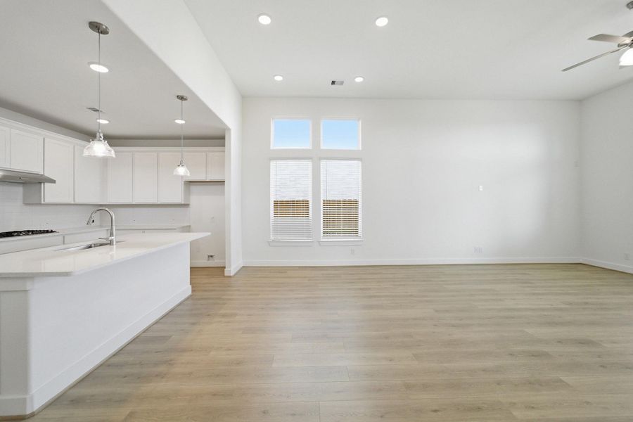 Spacious, unfurnished interior of a new home in Sunterra Lakes, Brookshire (Image 25).