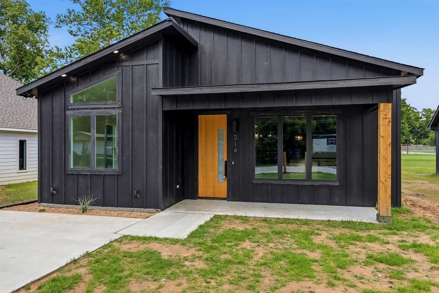 Exterior details and patio area of a home in , Bridgeport (Image 4).