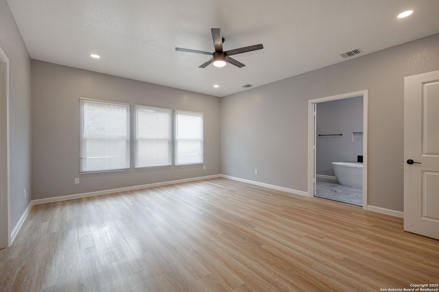 Spacious, unfurnished interior of a new home in , San Antonio (Image 26).