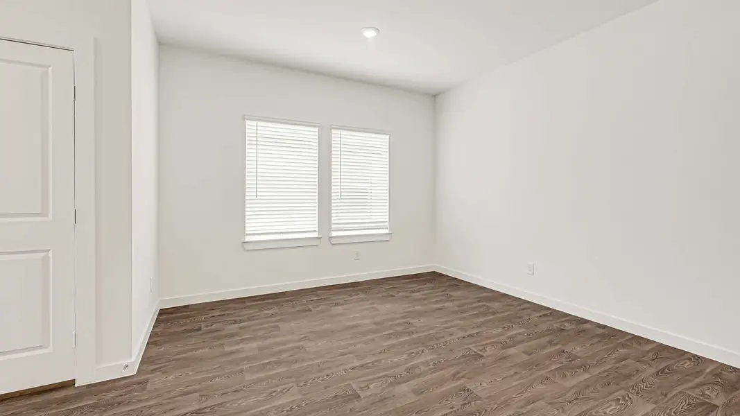 Spacious, unfurnished interior of a new home in Holly Ridge, Rosenberg (Image 33).
