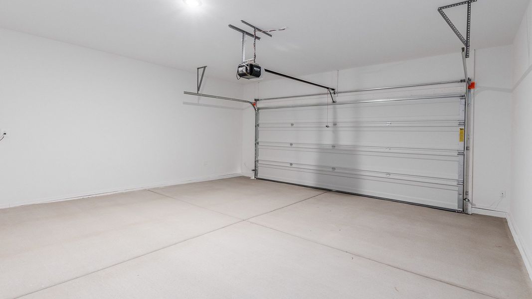 Spacious, unfurnished interior of a new home in Hanson Ridge, Vail (Image 34).