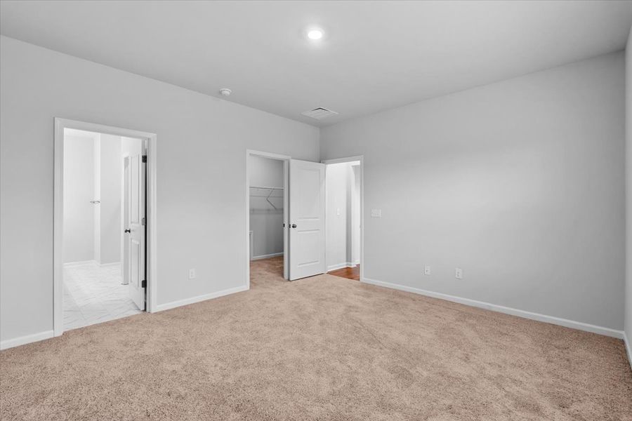 Spacious, unfurnished interior of a new home in Fieldstone, Lexington (Image 23).