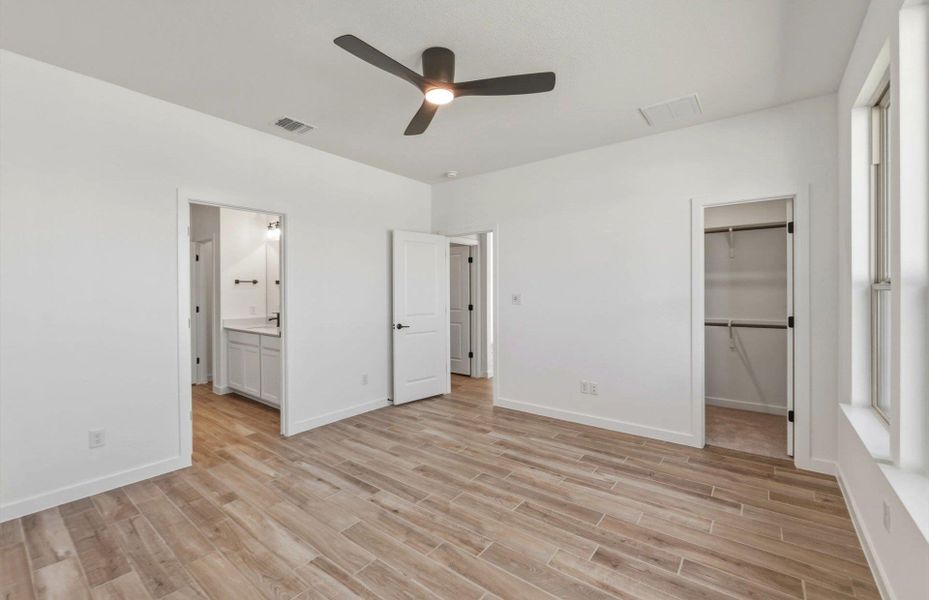Spacious, unfurnished interior of a new home in Wolf Ranch, Georgetown (Image 20).