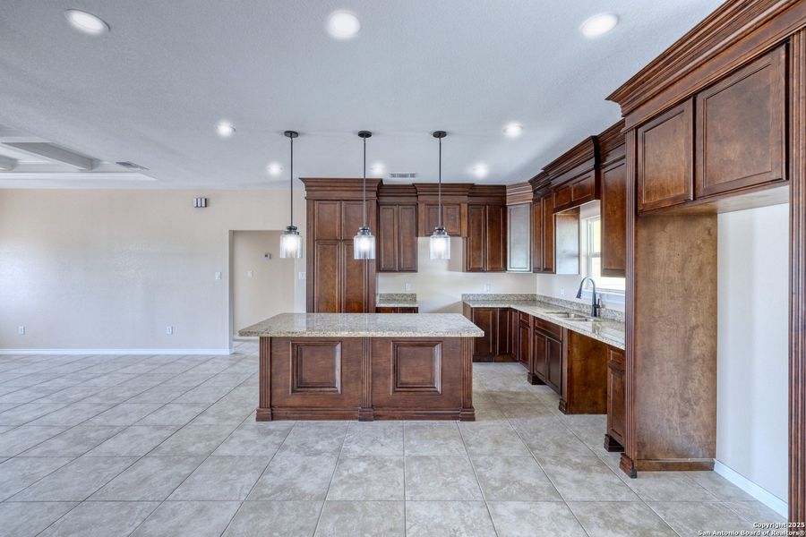 Spacious, unfurnished interior of a new home in , Uvalde (Image 7).