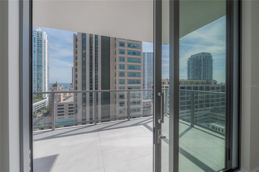 Condo located in St. Petersburg, FL showcasing its design and architecture (Image 3).