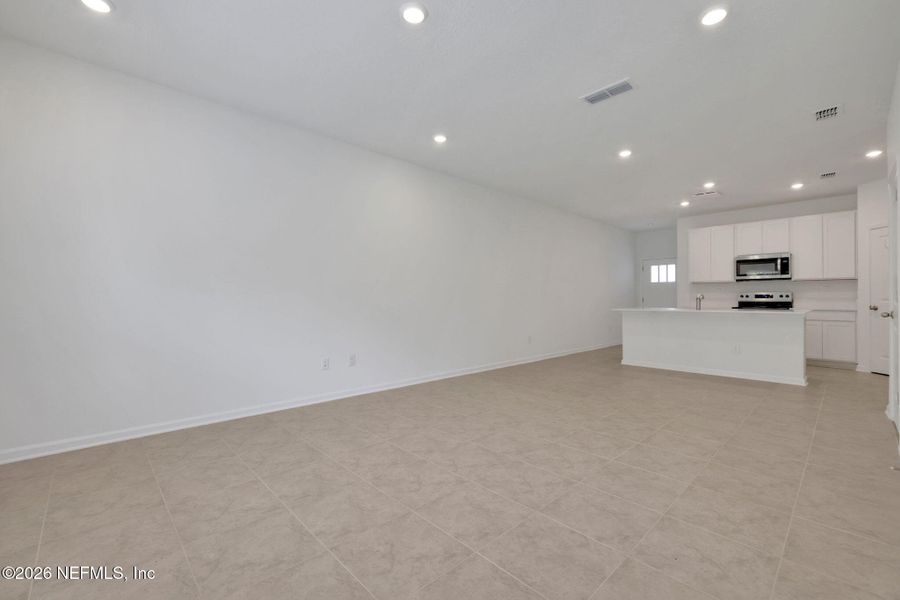 Spacious, unfurnished interior of a new home in , Middleburg (Image 20).