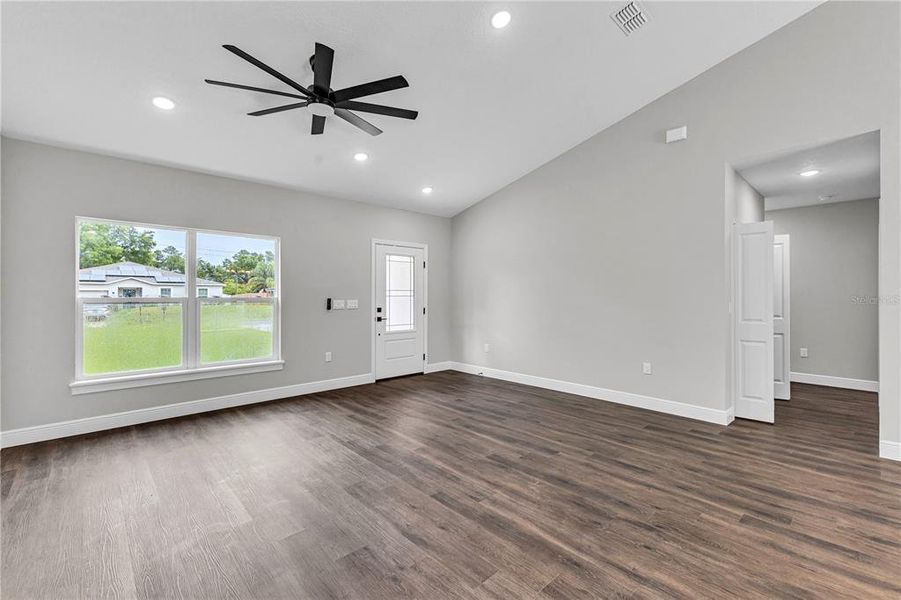 Spacious, unfurnished interior of a new home in , Deland (Image 17).