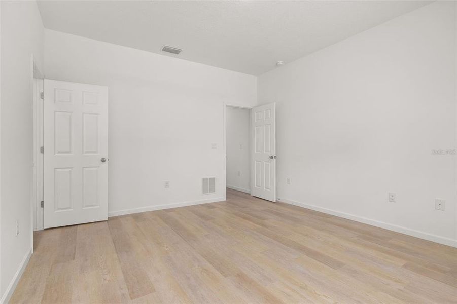 Spacious, unfurnished interior of a new home in , Dunnellon (Image 20).