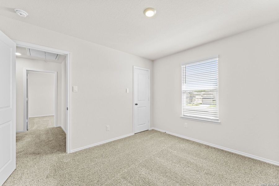 Spacious, unfurnished interior of a new home in Hunters Ranch, San Antonio (Image 27).