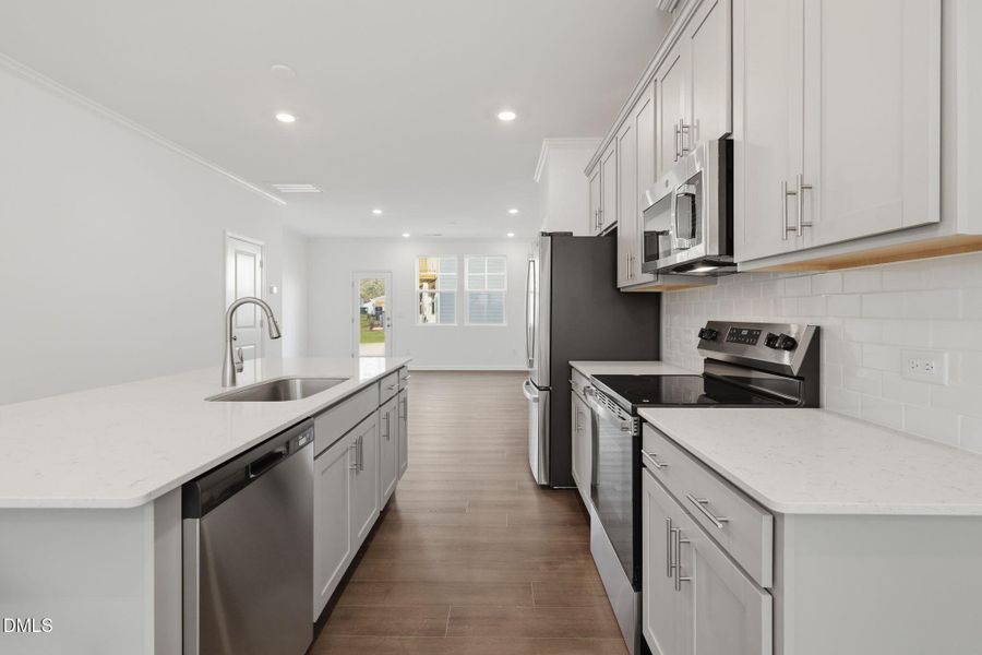 SUN_ElmGrove_Pic_Jackson_QMI_23_Kitchen_ SUN_ElmGrove_Pic_Jackson_QMI_23_Kitchen_