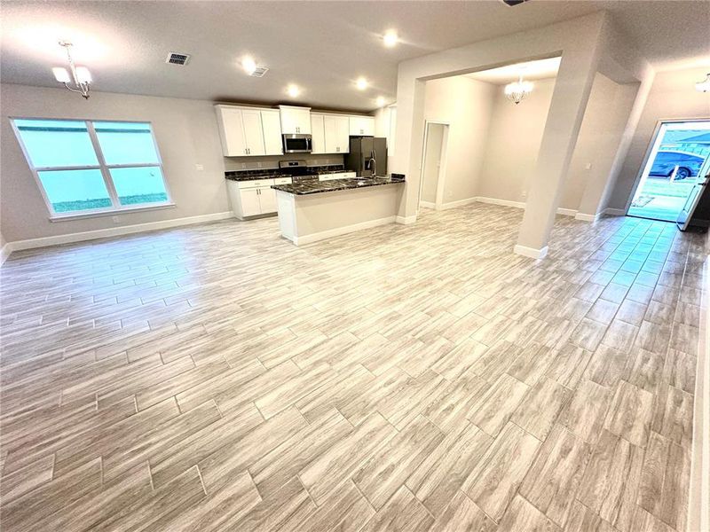 Spacious, unfurnished interior of a new home in Oak Hill Plantation, Ocala (Image 11).