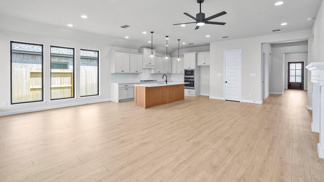 Spacious, unfurnished interior of a new home in Riceland, Mont Belvieu (Image 16).