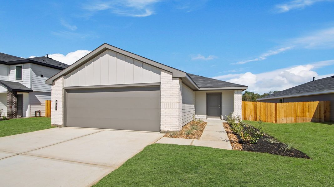 Front exterior of a new home in Silverthorne, Conroe, TX, highlighting curb appeal (Image 23).