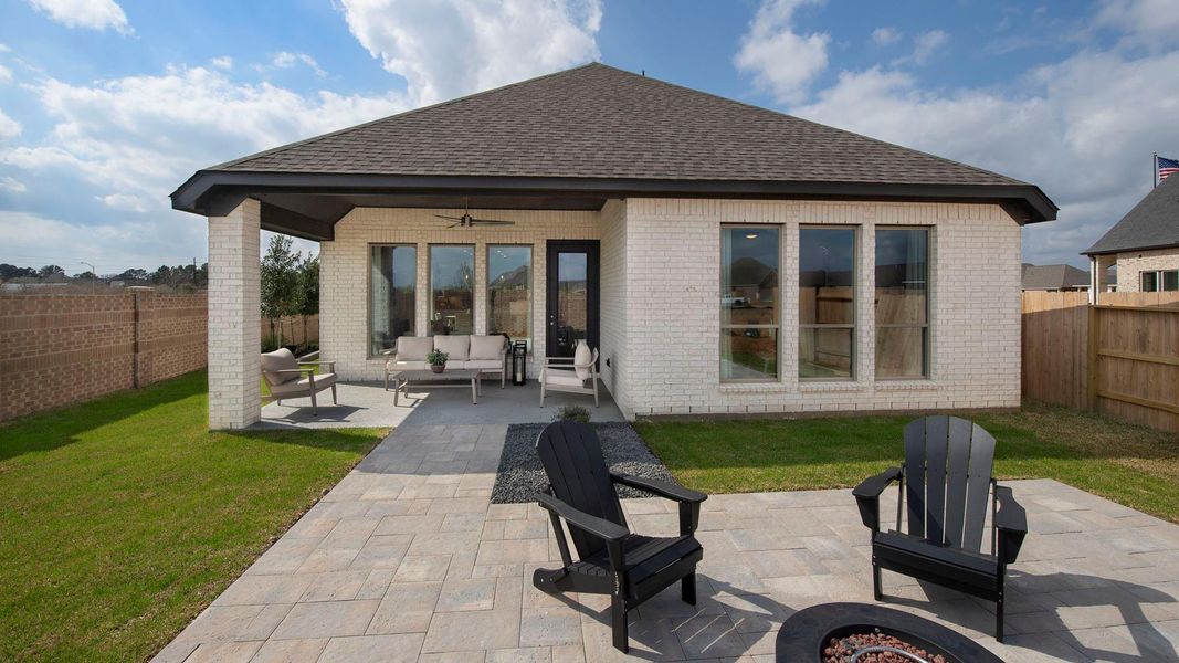 Exterior details and patio area of a home in Amira, Tomball (Image 3).
