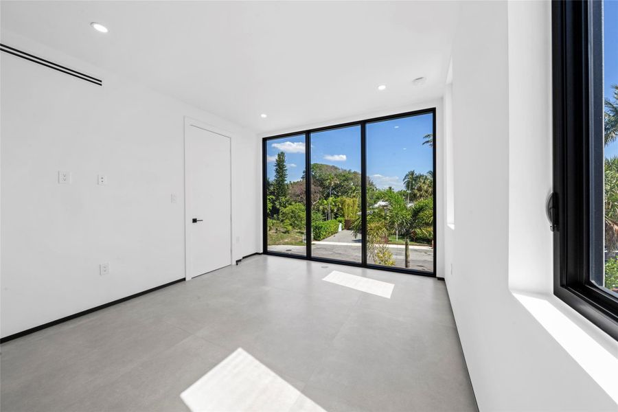 Spacious, unfurnished interior of a new home in , Fort Lauderdale (Image 16).