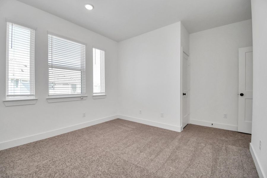 Spacious, unfurnished interior of a new home in Meridiana, Rosharon (Image 12).