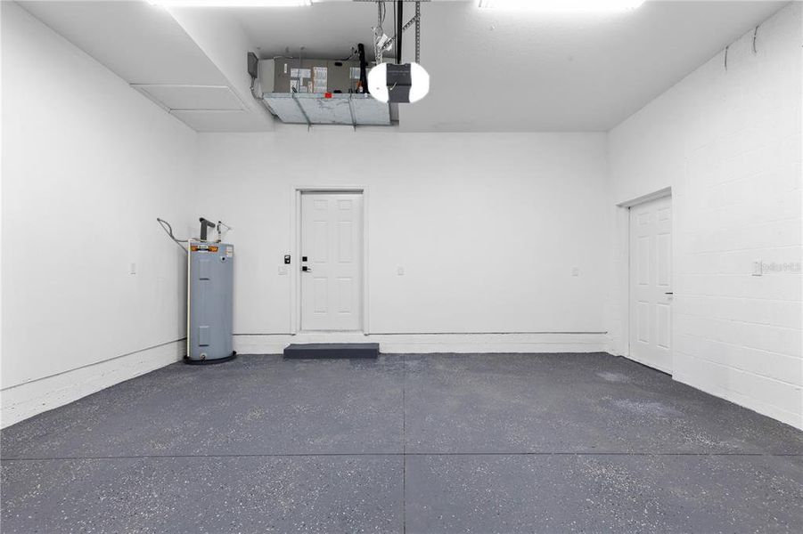 Spacious, unfurnished interior of a new home in , Tampa (Image 37).