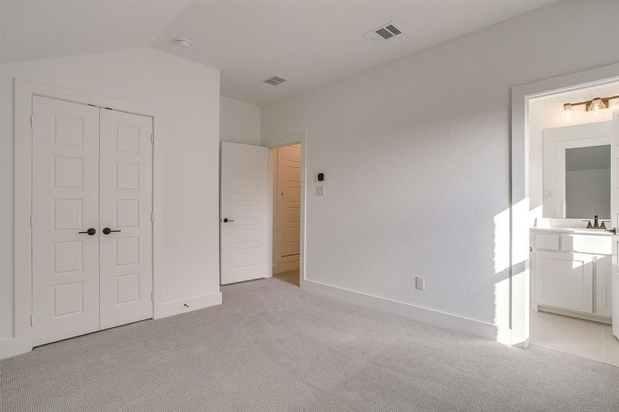 Spacious, unfurnished interior of a new home in Talon Hills, Fort Worth (Image 33).