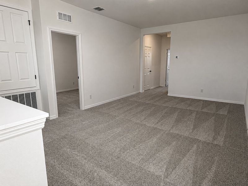 Spacious, unfurnished interior of a new home in Cypress Bluff, Groveland (Image 4).