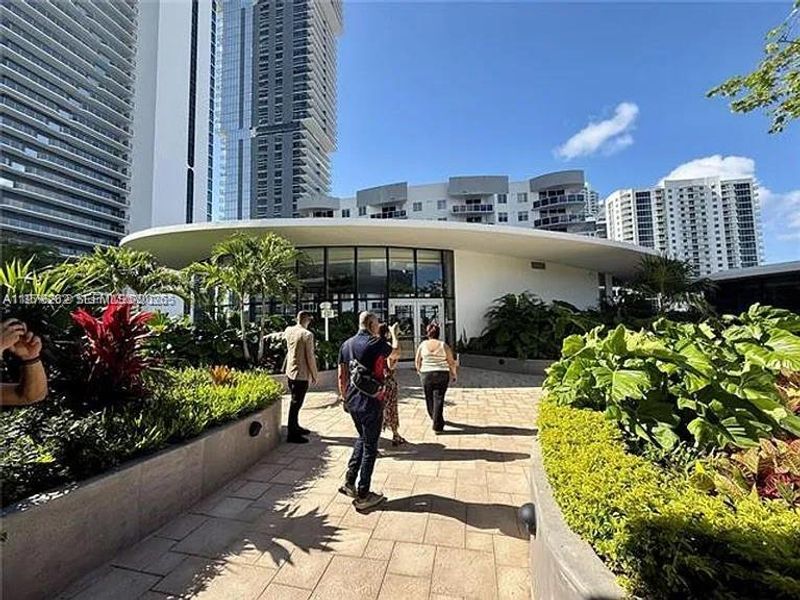 Condo located in Miami, FL showcasing its design and architecture (Image 4).
