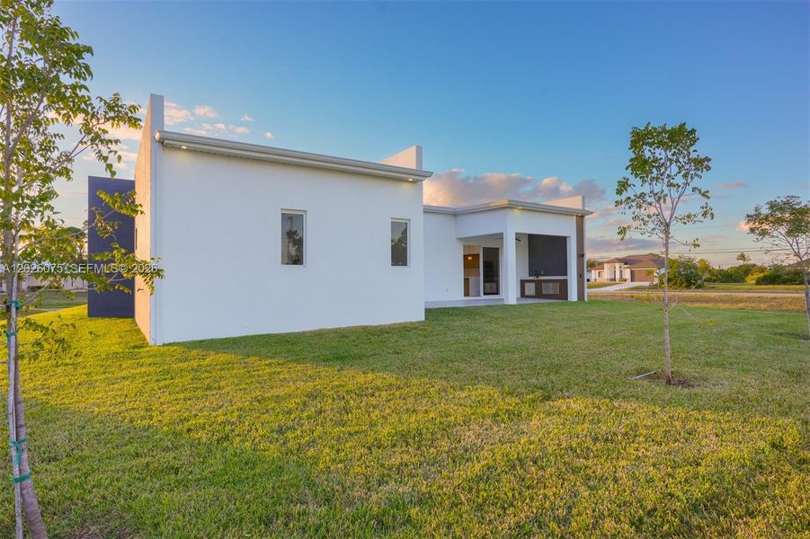 Exterior details and patio area of a home in , Cape Coral (Image 23).