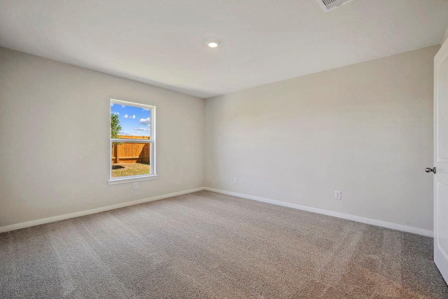 Spacious, unfurnished interior of a new home in Pinewood Trails, Cleveland (Image 17).