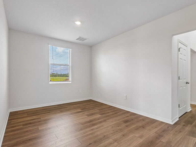 Spacious, unfurnished interior of a new home in Crosswinds - Signature Series, Haines City (Image 9).