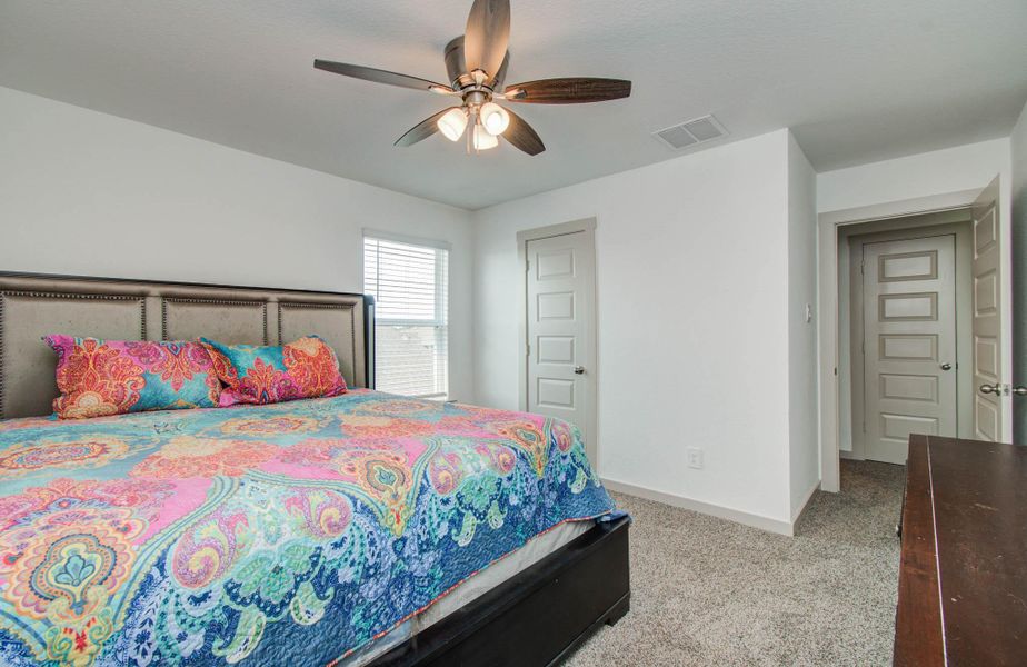 Furnished interior view inside a new home in Parks Edge, Missouri City (Image 9).