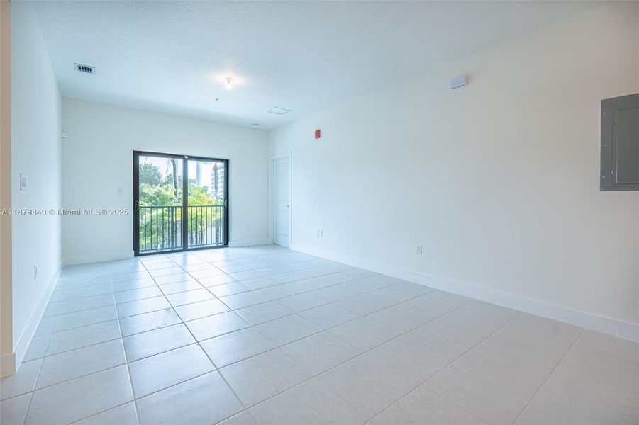 Spacious, unfurnished interior of a new home in , Doral (Image 33).