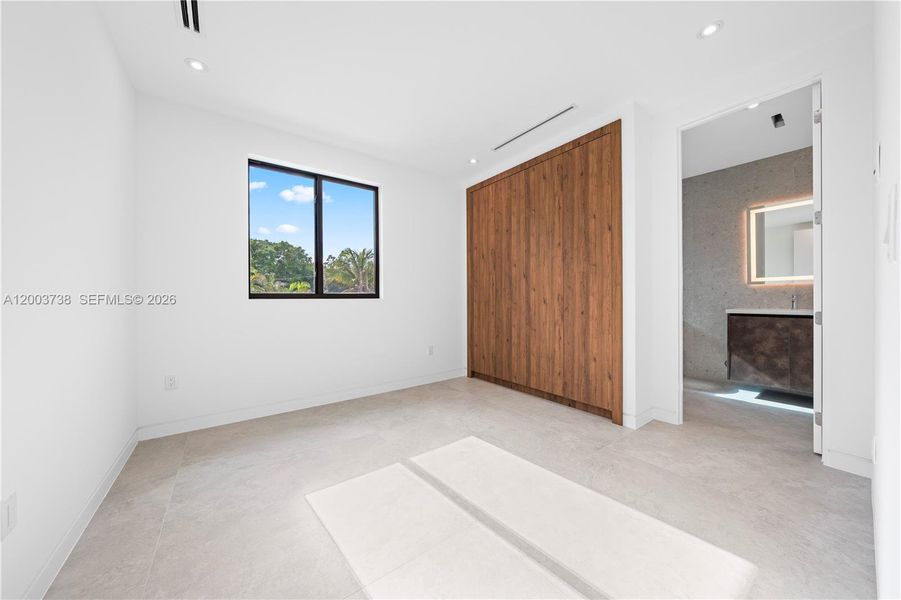 Spacious, unfurnished interior of a new home in , Miami (Image 24).