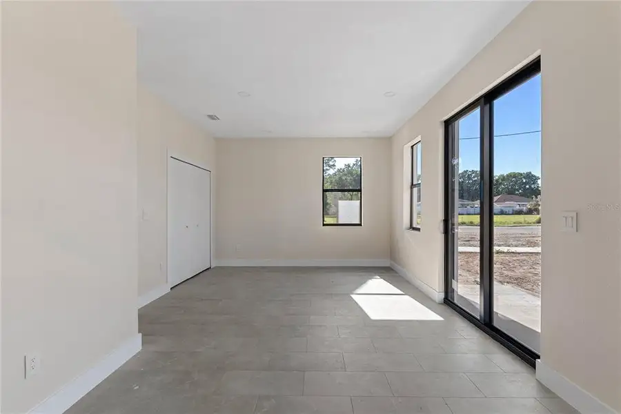 Spacious, unfurnished interior of a new home in , Tampa (Image 29).