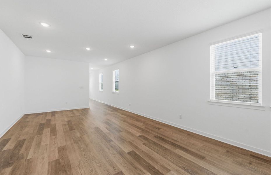 Spacious, unfurnished interior of a new home in Crosswinds, Kyle (Image 14).