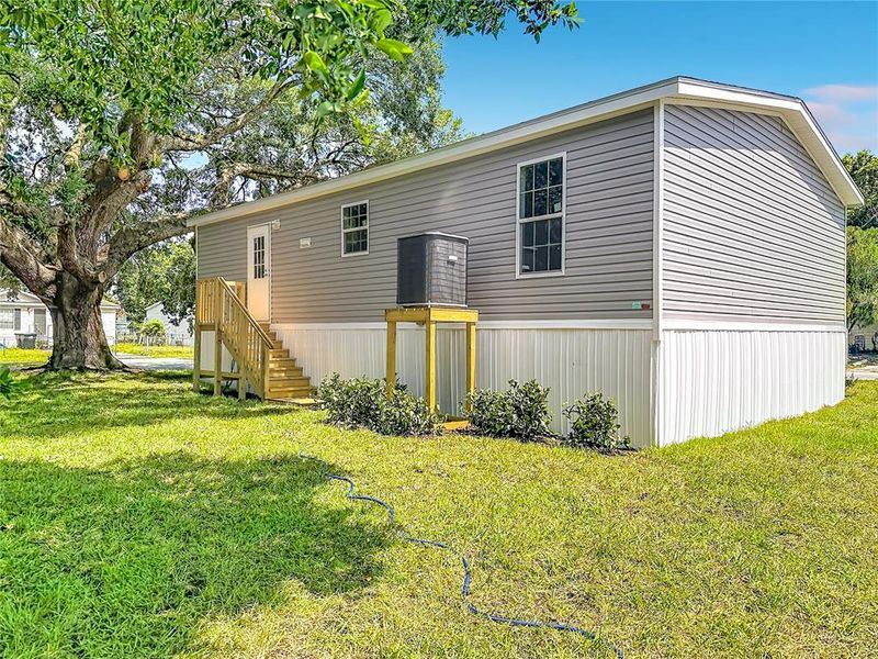 Exterior details and patio area of a home in , Orlando (Image 23).