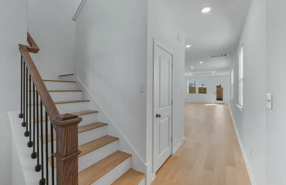 Spacious, unfurnished interior of a new home in Sunfield, Buda (Image 21).