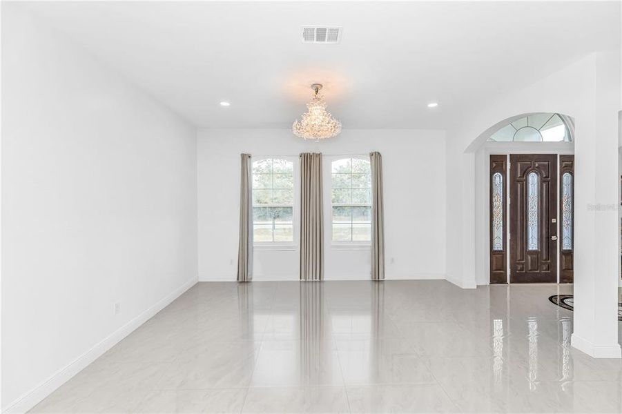 Spacious, unfurnished interior of a new home in , Orlando (Image 27).