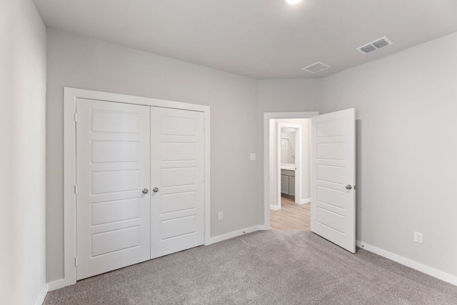 Spacious, unfurnished interior of a new home in Hunters Ranch, San Antonio (Image 19).