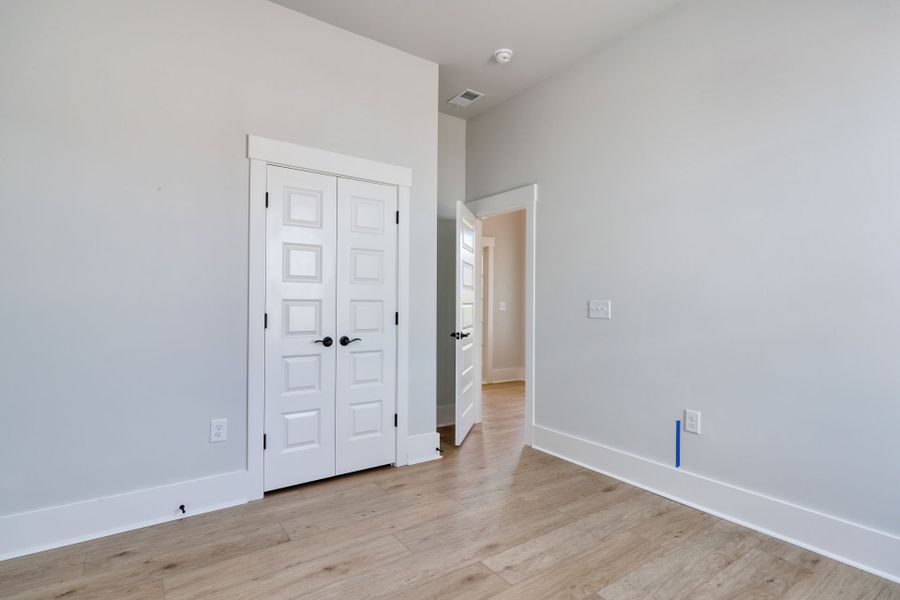 Spacious, unfurnished interior of a new home in SayeBrook, Myrtle Beach (Image 8).
