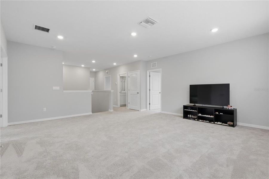 Spacious, unfurnished interior of a new home in Deerbrook, Land O' Lakes (Image 25).