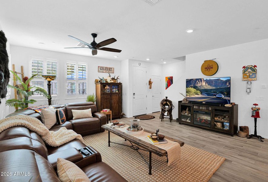 1917 Hampton 111 - 06Family Room