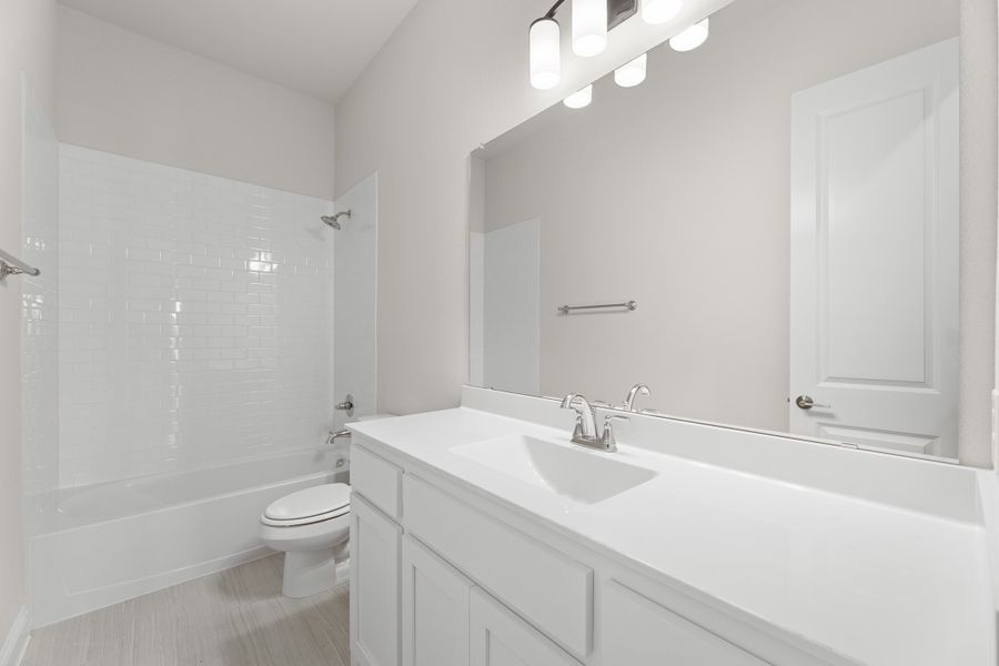 Representative furnished interior of a home built from the Cedarwood II by Sandlin Homes in Lakesong, Midlothian (Image 14).