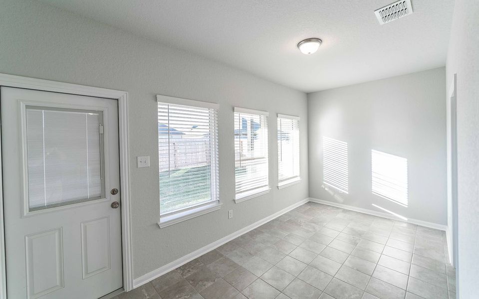 Spacious, unfurnished interior of a new home in Cloud Country, New Braunfels (Image 13).