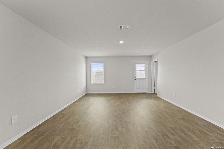 Spacious, unfurnished interior of a new home in Swenson Heights, Seguin (Image 11).