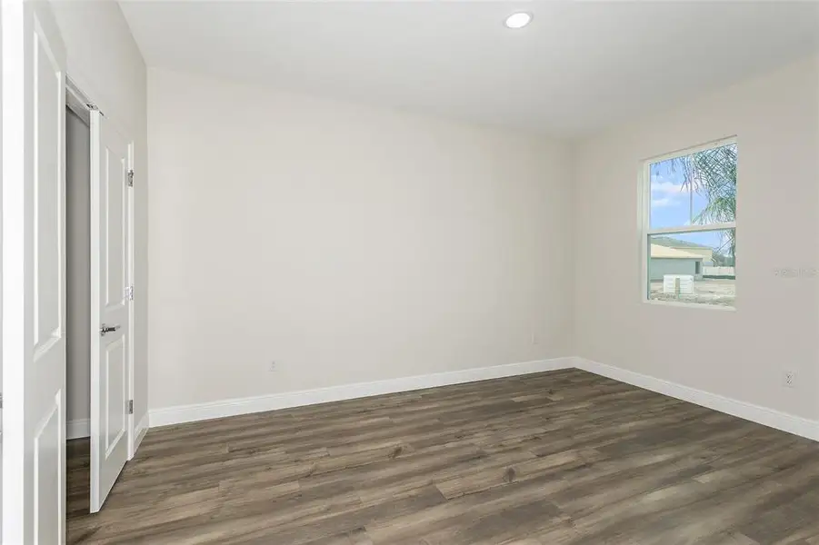 Spacious, unfurnished interior of a new home in Pasadena Woods, Dade City (Image 18).