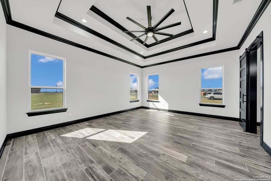 Spacious, unfurnished interior of a new home in , La Vernia (Image 37).