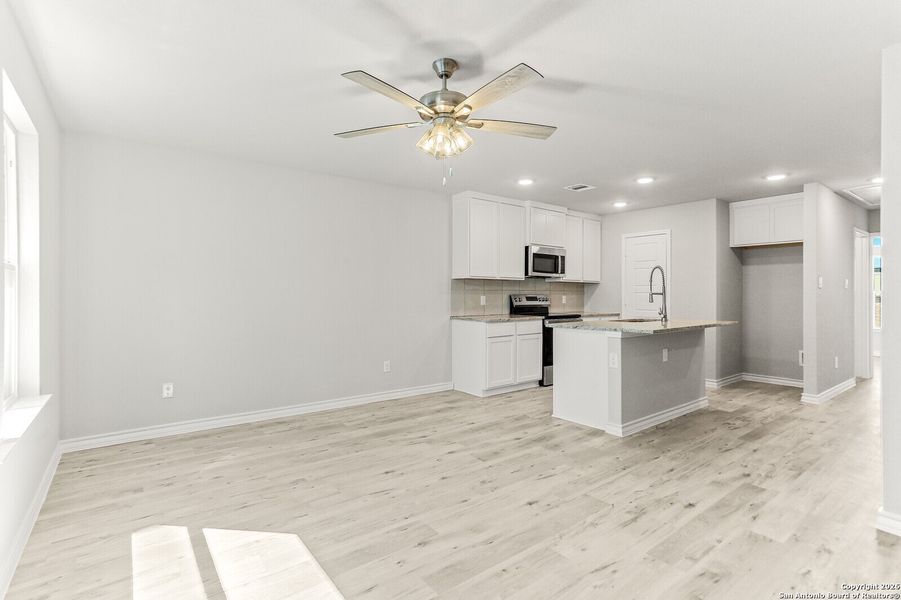 Spacious, unfurnished interior of a new home in , San Antonio (Image 9).