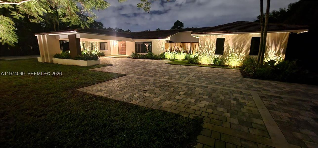 Exterior details and patio area of a home in , Miami (Image 26).