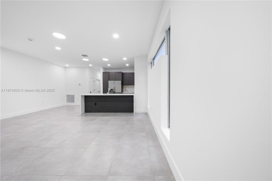 Spacious, unfurnished interior of a new home in , Miami (Image 58).