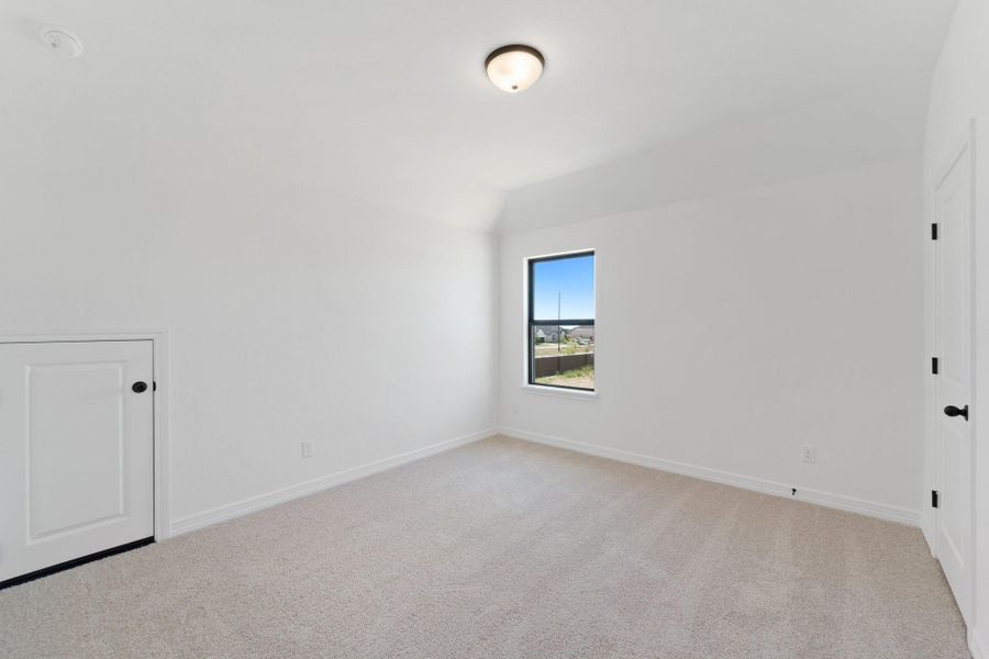 Spacious, unfurnished interior of a new home in Blue Heron Estates, Mont Belvieu (Image 38).